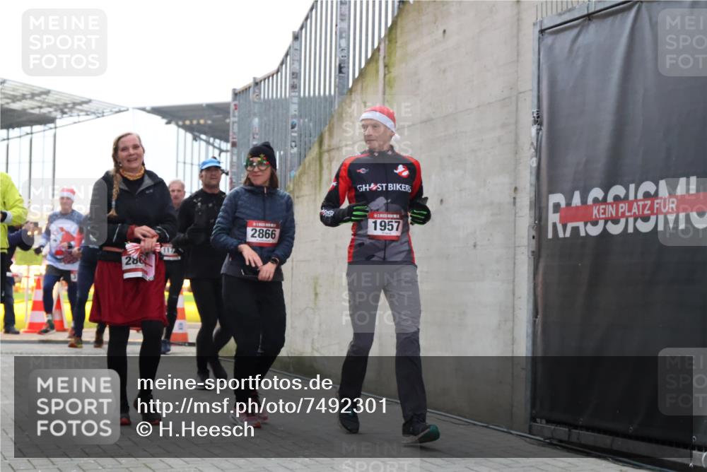 08.12.2024 - St. Pauli X-Mass-Run No. 14 H.Heesch http://msf.ph/oto/7492301 08.12.2024 10:05:58 Ziel 126, 620, 949, 2056, 2080, 2146, 2866, 3339, 751, 932, 1178, 1605, 1643, 1650, 1957, 2077, 2603, 2864, 2866, 3114, 3302 meine-sportfotos.de