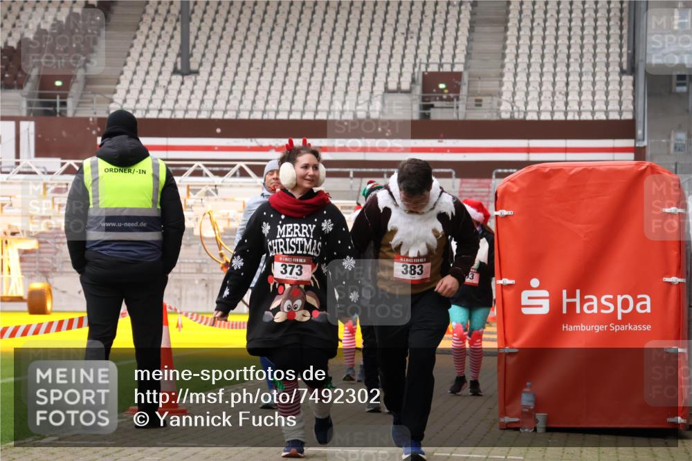 08.12.2024 - St. Pauli X-Mass-Run No. 14 Yannick Fuchs http://msf.ph/oto/7492302 08.12.2024 10:44:18 Ziel 1711 meine-sportfotos.de