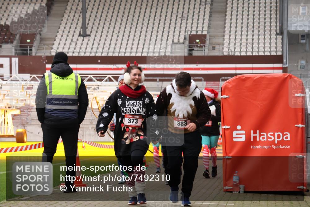08.12.2024 - St. Pauli X-Mass-Run No. 14 Yannick Fuchs http://msf.ph/oto/7492310 08.12.2024 10:44:18 Ziel 1711 meine-sportfotos.de