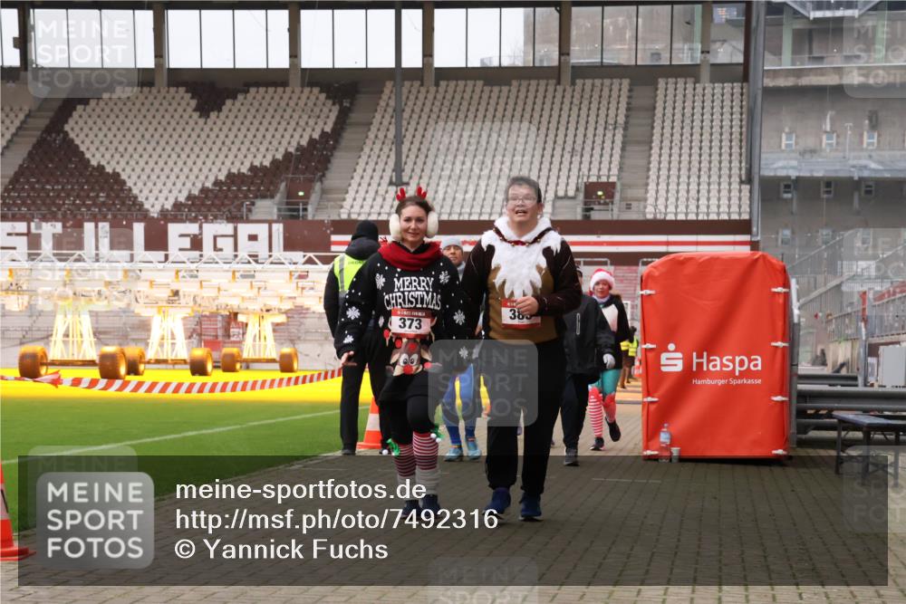 08.12.2024 - St. Pauli X-Mass-Run No. 14 Yannick Fuchs http://msf.ph/oto/7492316 08.12.2024 10:44:19 Ziel 1711, 1712 meine-sportfotos.de