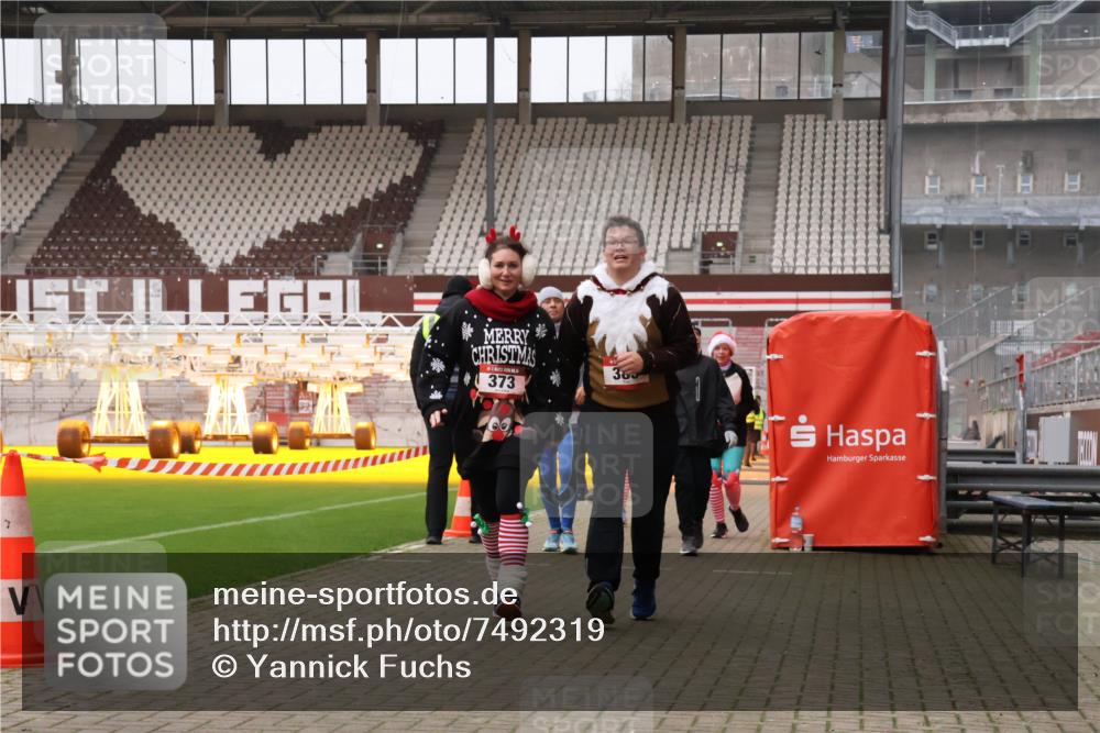 08.12.2024 - St. Pauli X-Mass-Run No. 14 Yannick Fuchs http://msf.ph/oto/7492319 08.12.2024 10:44:19 Ziel 1711, 1712 meine-sportfotos.de
