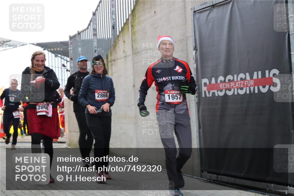 08.12.2024 - St. Pauli X-Mass-Run No. 14 H.Heesch http://msf.ph/oto/7492320 08.12.2024 10:05:59 Ziel 126, 1957, 2056, 2080, 2146, 2866, 3339, 751, 932, 1178, 1605, 1643, 1650, 1957, 2077, 2435, 2603, 2864, 2908, 3114, 3302 meine-sportfotos.de