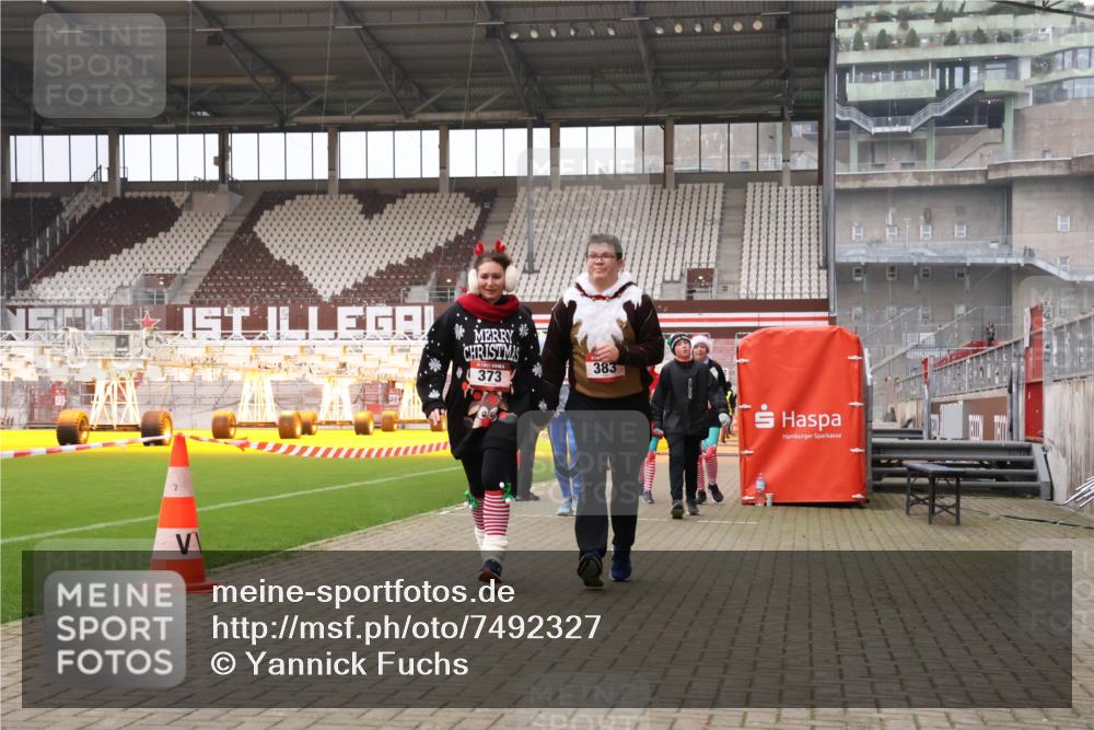08.12.2024 - St. Pauli X-Mass-Run No. 14 Yannick Fuchs http://msf.ph/oto/7492327 08.12.2024 10:44:20 Ziel 373, 603, 1711, 1712 meine-sportfotos.de