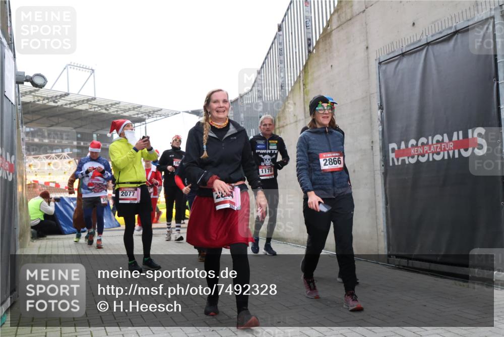08.12.2024 - St. Pauli X-Mass-Run No. 14 H.Heesch http://msf.ph/oto/7492328 08.12.2024 10:06:01 Ziel 126, 1957, 2056, 2080, 2146, 2864, 2866, 3339, 751, 932, 1178, 1605, 1643, 1650, 1957, 2077, 2306, 2308, 2344, 2435, 2603, 2864, 2908, 3114, 3302 meine-sportfotos.de