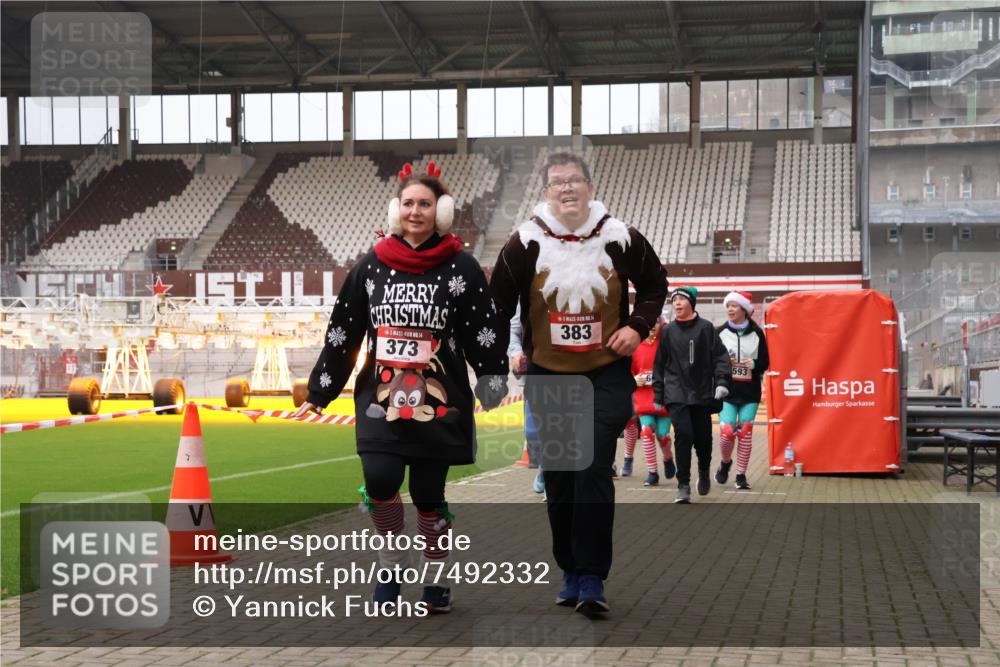 08.12.2024 - St. Pauli X-Mass-Run No. 14 Yannick Fuchs http://msf.ph/oto/7492332 08.12.2024 10:44:21 Ziel 373, 383, 603, 1711, 1712 meine-sportfotos.de