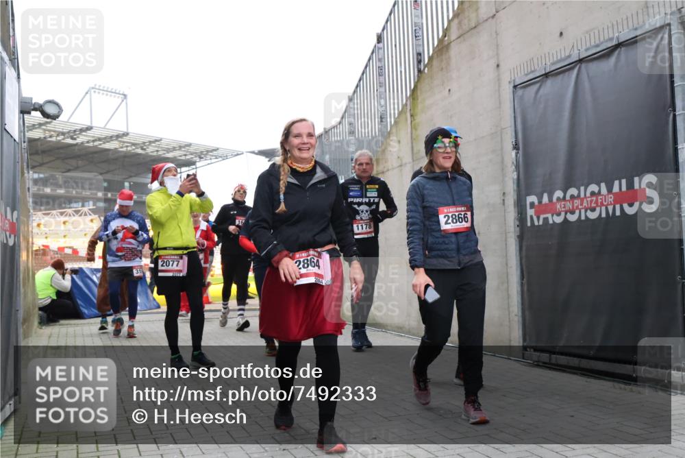 08.12.2024 - St. Pauli X-Mass-Run No. 14 H.Heesch http://msf.ph/oto/7492333 08.12.2024 10:06:01 Ziel 126, 1957, 2056, 2080, 2146, 2864, 2866, 3339, 751, 932, 1178, 1605, 1643, 1650, 1957, 2077, 2306, 2308, 2344, 2435, 2603, 2864, 2908, 3114, 3302 meine-sportfotos.de