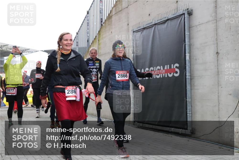 08.12.2024 - St. Pauli X-Mass-Run No. 14 H.Heesch http://msf.ph/oto/7492338 08.12.2024 10:06:01 Ziel 126, 1957, 2056, 2080, 2146, 2864, 2866, 3339, 751, 932, 1178, 1605, 1643, 1650, 1957, 2077, 2306, 2308, 2344, 2435, 2603, 2864, 2908, 3114, 3302 meine-sportfotos.de