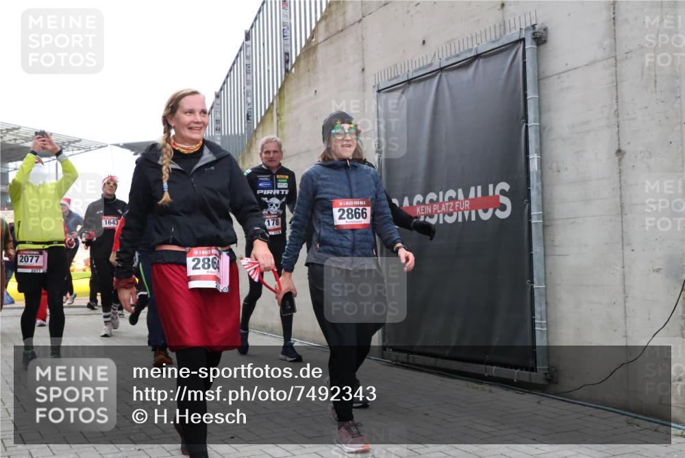 08.12.2024 - St. Pauli X-Mass-Run No. 14 H.Heesch http://msf.ph/oto/7492343 08.12.2024 10:06:01 Ziel 126, 1957, 2056, 2080, 2146, 2864, 2866, 3339, 751, 932, 1178, 1605, 1643, 1650, 1957, 2077, 2306, 2308, 2344, 2435, 2603, 2864, 2908, 3114, 3302 meine-sportfotos.de