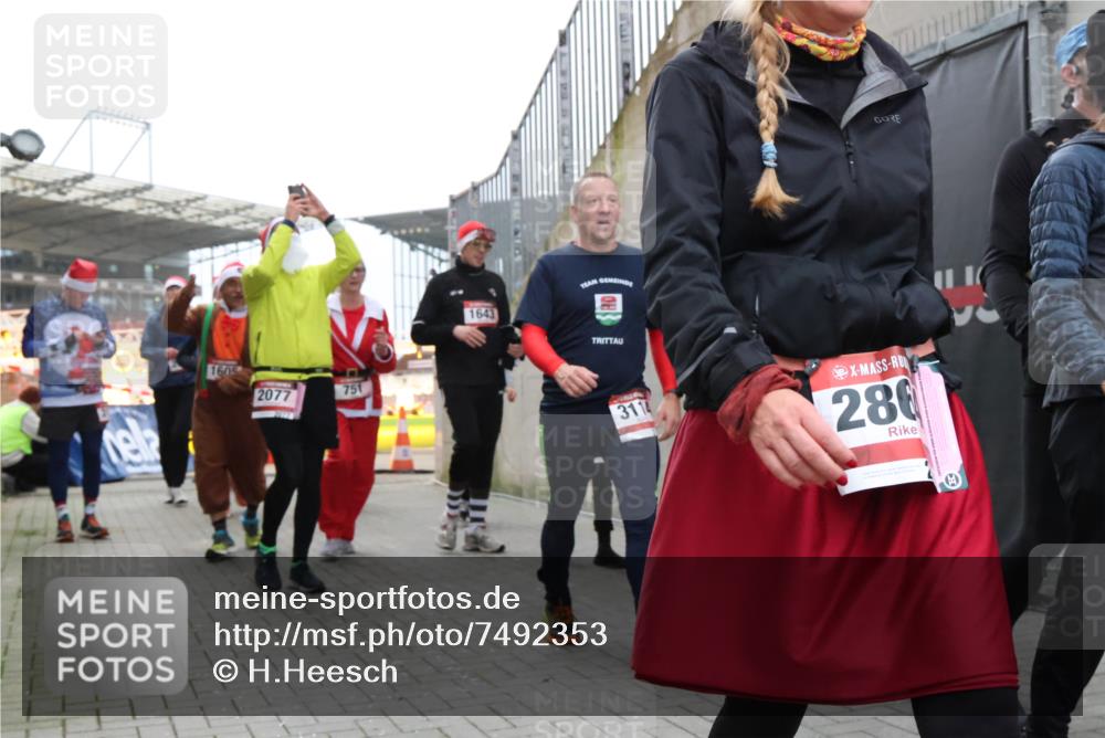 08.12.2024 - St. Pauli X-Mass-Run No. 14 H.Heesch http://msf.ph/oto/7492353 08.12.2024 10:06:03 Ziel 126, 1178, 1957, 2056, 2080, 2146, 2864, 2866, 3339, 751, 932, 1178, 1605, 1643, 1650, 2077, 2306, 2308, 2344, 2435, 2603, 2864, 2908, 3114, 3118, 3302 meine-sportfotos.de