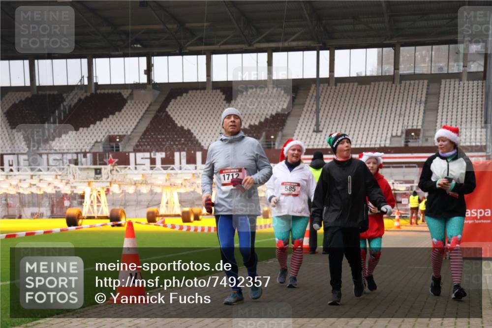 08.12.2024 - St. Pauli X-Mass-Run No. 14 Yannick Fuchs http://msf.ph/oto/7492357 08.12.2024 10:44:24 Ziel 373, 383, 585, 603, 1711, 1712 meine-sportfotos.de