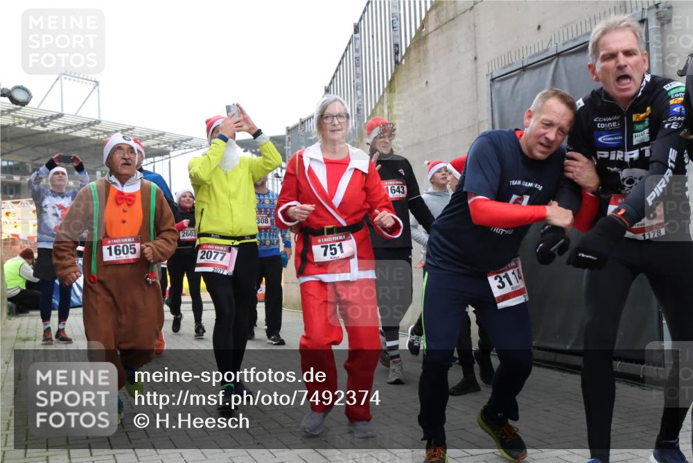 08.12.2024 - St. Pauli X-Mass-Run No. 14 H.Heesch http://msf.ph/oto/7492374 08.12.2024 10:06:04 Ziel 126, 751, 1178, 1605, 1643, 1957, 2056, 2080, 2146, 2864, 2866, 3114, 3339, 751, 932, 1178, 1605, 1643, 1650, 2077, 2306, 2308, 2344, 2435, 2603, 2908, 3114, 3118, 3302 meine-sportfotos.de