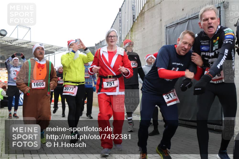 08.12.2024 - St. Pauli X-Mass-Run No. 14 H.Heesch http://msf.ph/oto/7492381 08.12.2024 10:06:04 Ziel 126, 751, 1178, 1605, 1643, 1957, 2056, 2080, 2146, 2864, 2866, 3114, 3339, 751, 932, 1178, 1605, 1643, 1650, 2077, 2306, 2308, 2344, 2435, 2603, 2908, 3114, 3118, 3302 meine-sportfotos.de