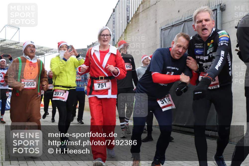 08.12.2024 - St. Pauli X-Mass-Run No. 14 H.Heesch http://msf.ph/oto/7492386 08.12.2024 10:06:04 Ziel 126, 751, 1178, 1605, 1643, 1957, 2056, 2080, 2146, 2864, 2866, 3114, 3339, 751, 932, 1178, 1605, 1643, 1650, 2077, 2306, 2308, 2344, 2435, 2603, 2908, 3114, 3118, 3302 meine-sportfotos.de