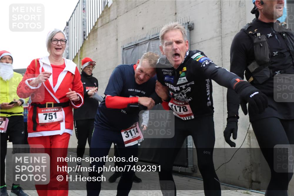 08.12.2024 - St. Pauli X-Mass-Run No. 14 H.Heesch http://msf.ph/oto/7492391 08.12.2024 10:06:05 Ziel 751, 1178, 1605, 1643, 1650, 1957, 2056, 2080, 2864, 2866, 3114, 3302, 3339, 751, 932, 1178, 1605, 1643, 1650, 2077, 2306, 2308, 2344, 2435, 2603, 2908, 3114, 3115, 3118, 3302 meine-sportfotos.de