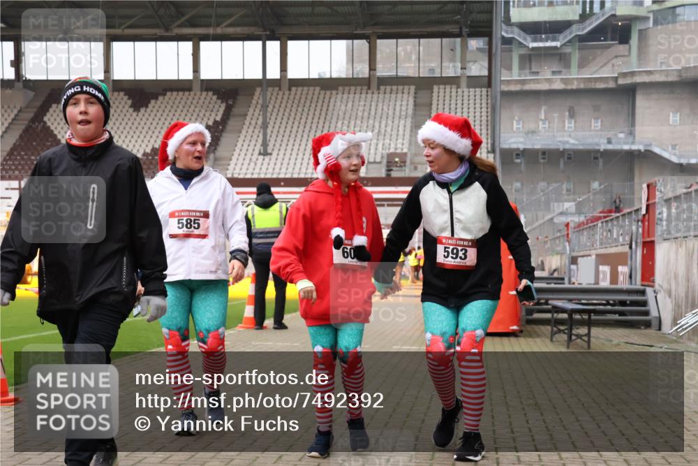 08.12.2024 - St. Pauli X-Mass-Run No. 14 Yannick Fuchs http://msf.ph/oto/7492392 08.12.2024 10:44:26 Ziel 373, 383, 585, 593, 603, 1711, 1712 meine-sportfotos.de
