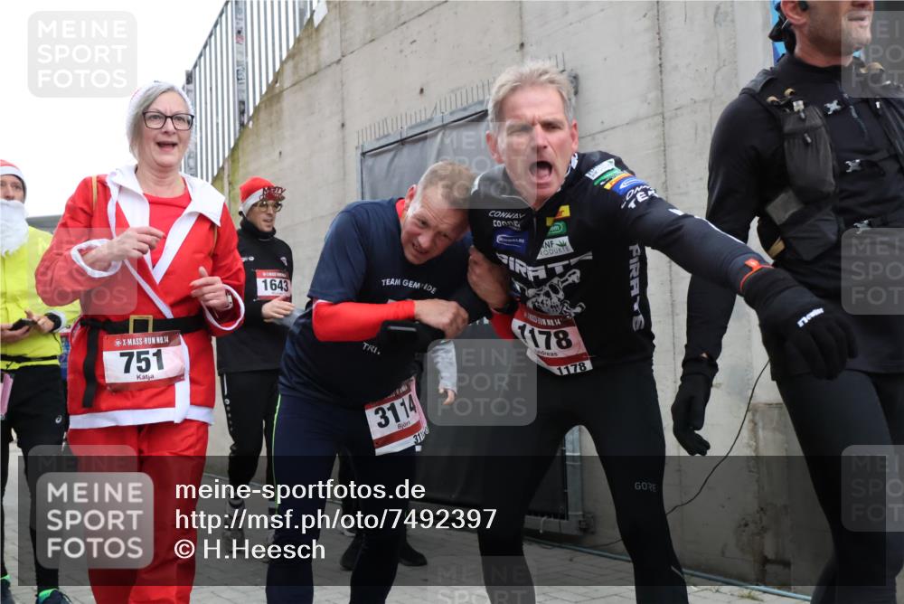 08.12.2024 - St. Pauli X-Mass-Run No. 14 H.Heesch http://msf.ph/oto/7492397 08.12.2024 10:06:05 Ziel 751, 1178, 1605, 1643, 1650, 1957, 2056, 2080, 2864, 2866, 3114, 3302, 3339, 751, 932, 1178, 1605, 1643, 1650, 2077, 2306, 2308, 2344, 2435, 2603, 2908, 3114, 3115, 3118, 3302 meine-sportfotos.de