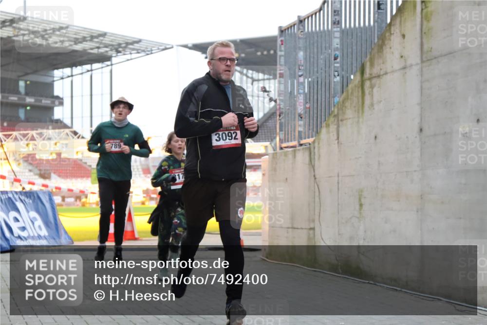 08.12.2024 - St. Pauli X-Mass-Run No. 14 H.Heesch http://msf.ph/oto/7492400 08.12.2024 09:58:19 Ziel 510, 1532, 3092, 1789, 2934, 2943, 2944, 3092, 3171 meine-sportfotos.de