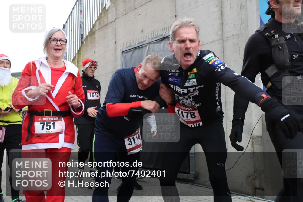 08.12.2024 - St. Pauli X-Mass-Run No. 14 H.Heesch http://msf.ph/oto/7492401 08.12.2024 10:06:05 Ziel 751, 1178, 1605, 1643, 1650, 1957, 2056, 2080, 2864, 2866, 3114, 3302, 3339, 751, 932, 1178, 1605, 1643, 1650, 2077, 2306, 2308, 2344, 2435, 2603, 2908, 3114, 3115, 3118, 3302 meine-sportfotos.de