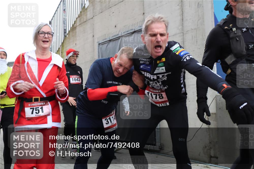 08.12.2024 - St. Pauli X-Mass-Run No. 14 H.Heesch http://msf.ph/oto/7492408 08.12.2024 10:06:05 Ziel 751, 1178, 1605, 1643, 1650, 1957, 2056, 2080, 2864, 2866, 3114, 3302, 3339, 751, 932, 1178, 1605, 1643, 1650, 2077, 2306, 2308, 2344, 2435, 2603, 2908, 3114, 3115, 3118, 3302 meine-sportfotos.de