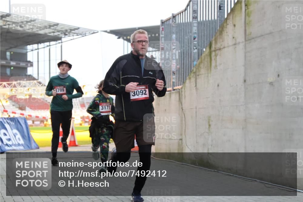 08.12.2024 - St. Pauli X-Mass-Run No. 14 H.Heesch http://msf.ph/oto/7492412 08.12.2024 09:58:19 Ziel 510, 1532, 3092, 1789, 2934, 2943, 2944, 3092, 3171 meine-sportfotos.de
