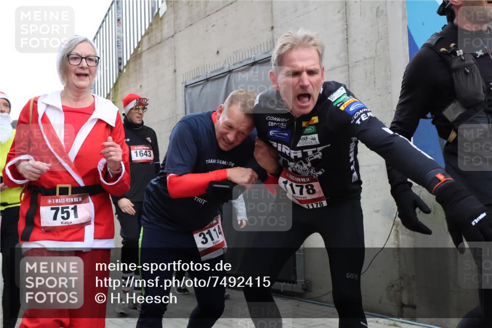 08.12.2024 - St. Pauli X-Mass-Run No. 14 H.Heesch http://msf.ph/oto/7492415 08.12.2024 10:06:05 Ziel 751, 1178, 1605, 1643, 1650, 1957, 2056, 2080, 2864, 2866, 3114, 3302, 3339, 751, 932, 1178, 1605, 1643, 1650, 2077, 2306, 2308, 2344, 2435, 2603, 2908, 3114, 3115, 3118, 3302 meine-sportfotos.de