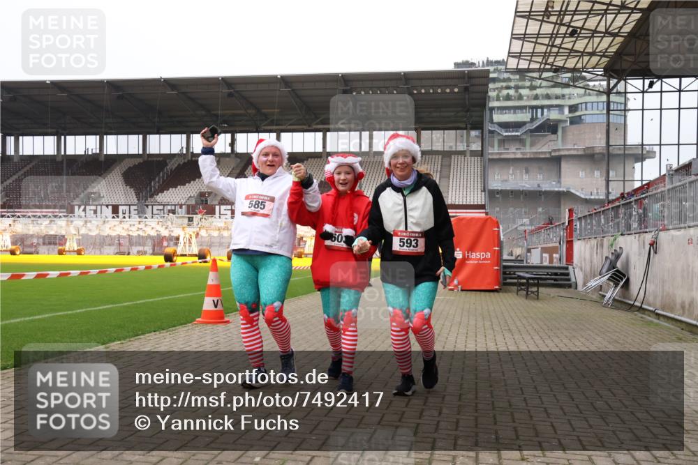 08.12.2024 - St. Pauli X-Mass-Run No. 14 Yannick Fuchs http://msf.ph/oto/7492417 08.12.2024 10:44:29 Ziel 373, 383, 585, 593, 603, 1711, 1712 meine-sportfotos.de