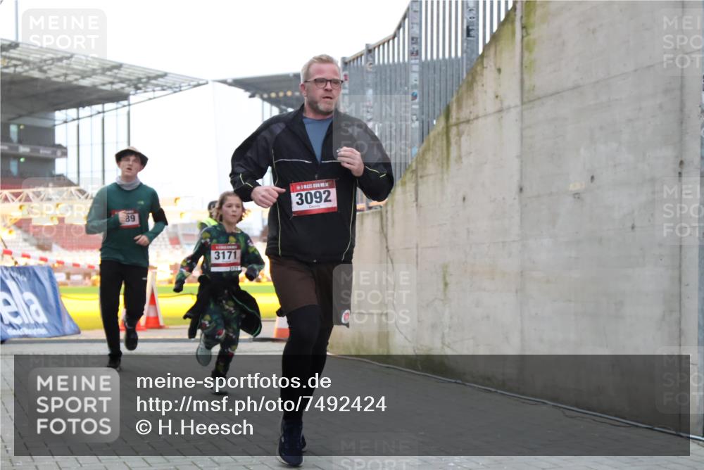 08.12.2024 - St. Pauli X-Mass-Run No. 14 H.Heesch http://msf.ph/oto/7492424 08.12.2024 09:58:19 Ziel 510, 1532, 3092, 1789, 2934, 2943, 2944, 3092, 3171 meine-sportfotos.de