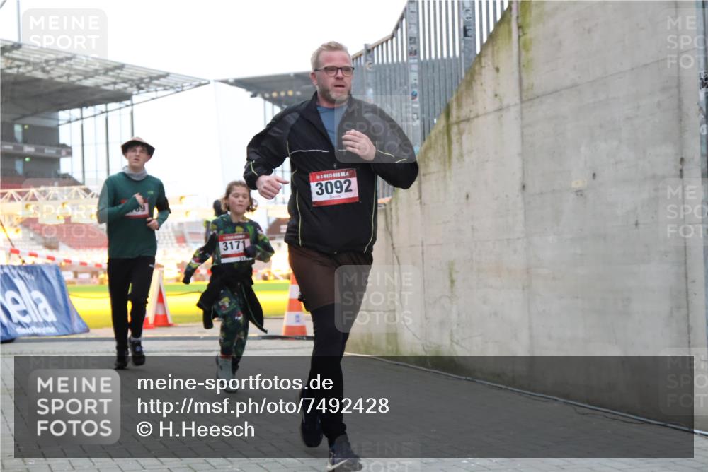 08.12.2024 - St. Pauli X-Mass-Run No. 14 H.Heesch http://msf.ph/oto/7492428 08.12.2024 09:58:19 Ziel 510, 1532, 3092, 1789, 2934, 2943, 2944, 3092, 3171 meine-sportfotos.de
