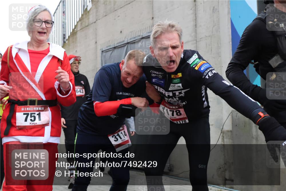 08.12.2024 - St. Pauli X-Mass-Run No. 14 H.Heesch http://msf.ph/oto/7492429 08.12.2024 10:06:05 Ziel 751, 1178, 1605, 1643, 1650, 1957, 2056, 2080, 2864, 2866, 3114, 3302, 3339, 751, 932, 1178, 1605, 1643, 1650, 2077, 2306, 2308, 2344, 2435, 2603, 2908, 3114, 3115, 3118, 3302 meine-sportfotos.de