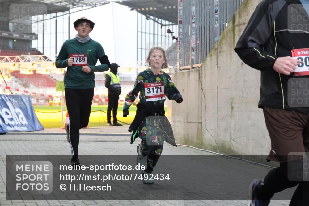 08.12.2024 - St. Pauli X-Mass-Run No. 14 H.Heesch http://msf.ph/oto/7492434 08.12.2024 09:58:20 Ziel 510, 1532, 1789, 3092, 3171, 1789, 2934, 2943, 2944, 3092, 3171 meine-sportfotos.de