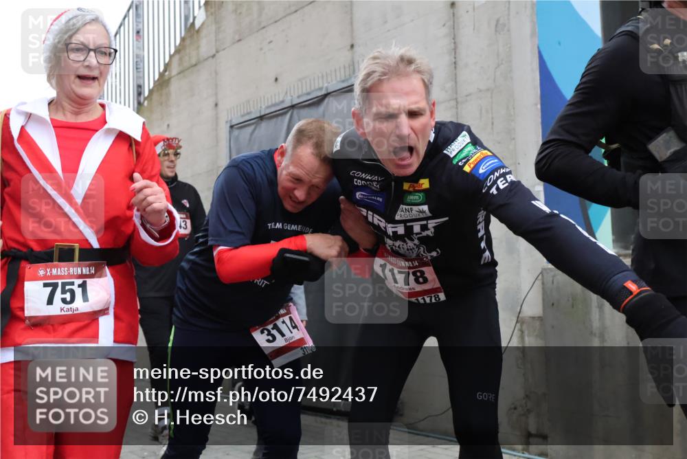 08.12.2024 - St. Pauli X-Mass-Run No. 14 H.Heesch http://msf.ph/oto/7492437 08.12.2024 10:06:05 Ziel 751, 1178, 1605, 1643, 1650, 1957, 2056, 2080, 2864, 2866, 3114, 3302, 3339, 751, 932, 1178, 1605, 1643, 1650, 2077, 2306, 2308, 2344, 2435, 2603, 2908, 3114, 3115, 3118, 3302 meine-sportfotos.de