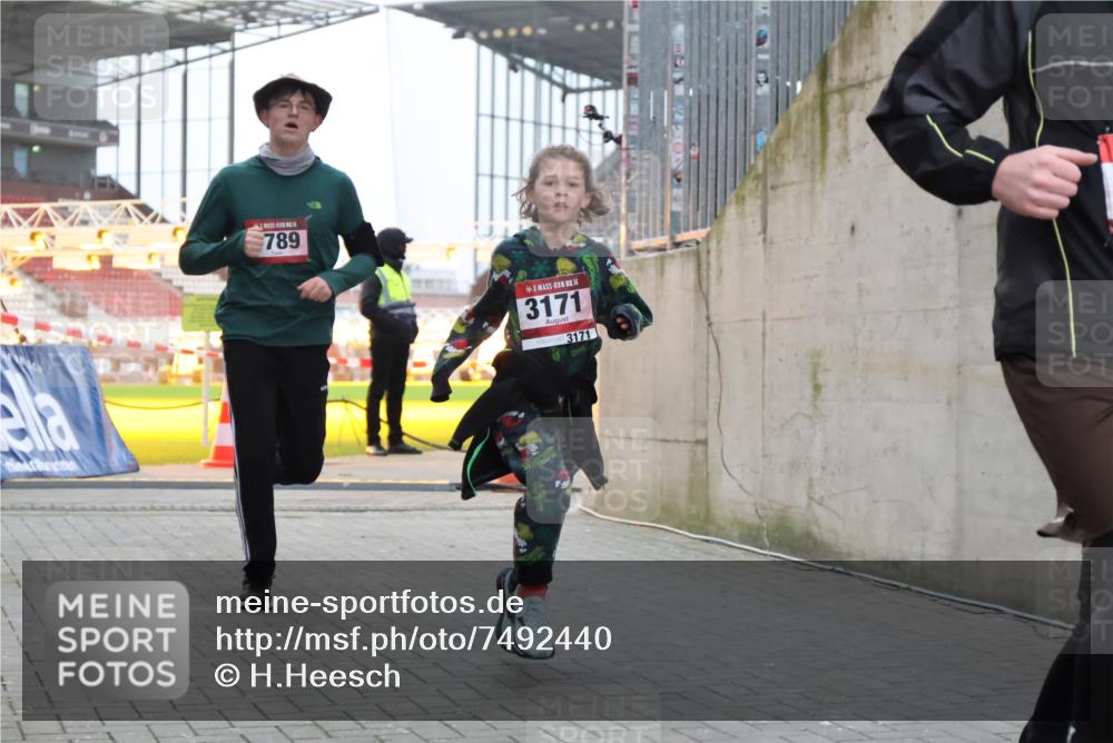 08.12.2024 - St. Pauli X-Mass-Run No. 14 H.Heesch http://msf.ph/oto/7492440 08.12.2024 09:58:20 Ziel 510, 1532, 1789, 3092, 3171, 1789, 2934, 2943, 2944, 3092, 3171 meine-sportfotos.de