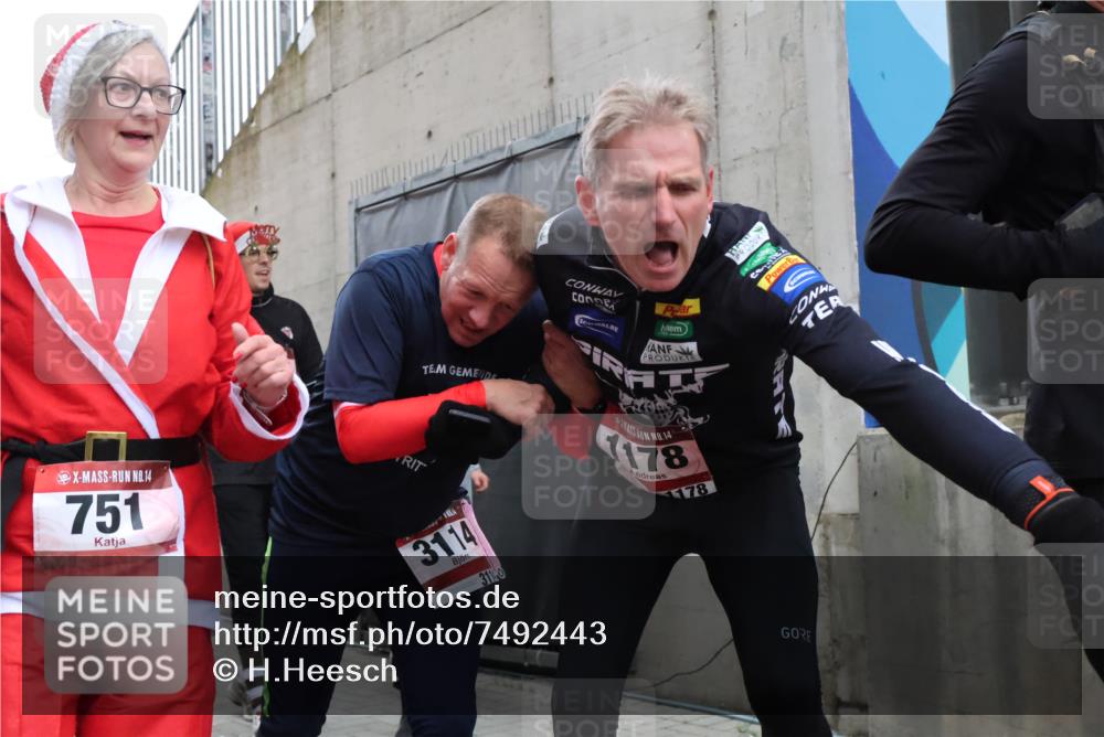 08.12.2024 - St. Pauli X-Mass-Run No. 14 H.Heesch http://msf.ph/oto/7492443 08.12.2024 10:06:05 Ziel 751, 1178, 1605, 1643, 1650, 1957, 2056, 2080, 2864, 2866, 3114, 3302, 3339, 751, 932, 1178, 1605, 1643, 1650, 2077, 2306, 2308, 2344, 2435, 2603, 2908, 3114, 3115, 3118, 3302 meine-sportfotos.de