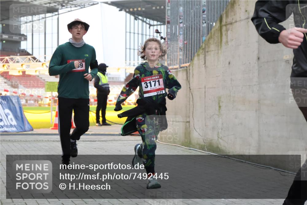 08.12.2024 - St. Pauli X-Mass-Run No. 14 H.Heesch http://msf.ph/oto/7492445 08.12.2024 09:58:20 Ziel 510, 1532, 1789, 3092, 3171, 1789, 2934, 2943, 2944, 3092, 3171 meine-sportfotos.de