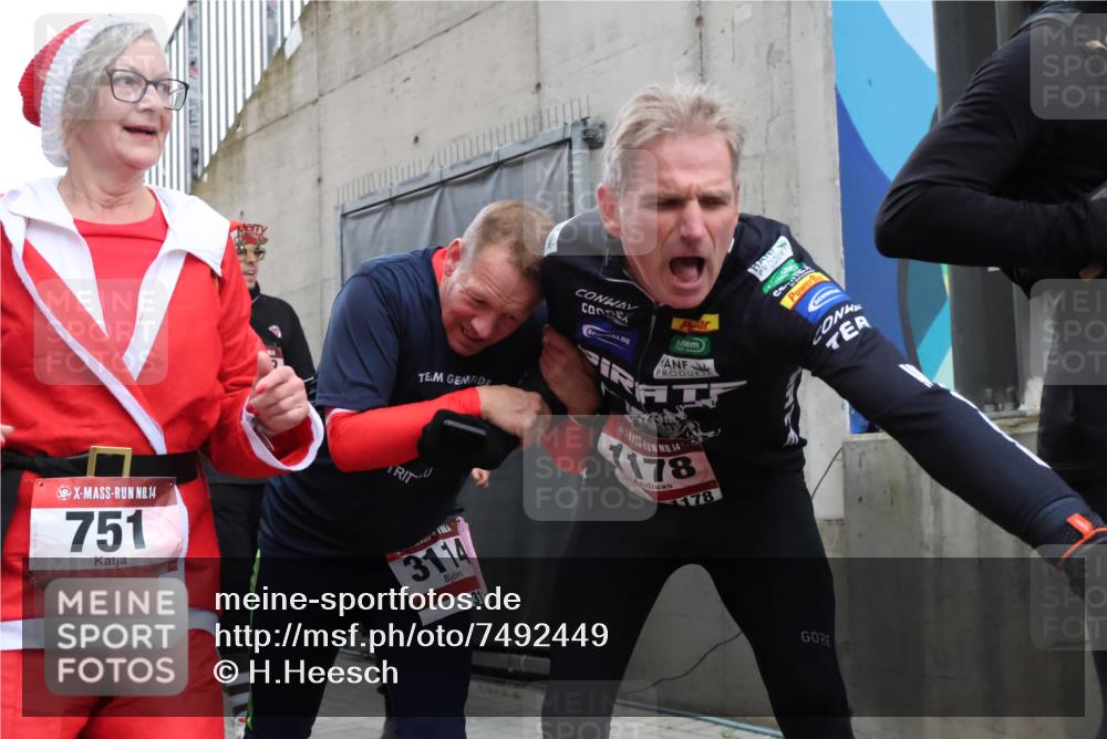08.12.2024 - St. Pauli X-Mass-Run No. 14 H.Heesch http://msf.ph/oto/7492449 08.12.2024 10:06:05 Ziel 751, 1178, 1605, 1643, 1650, 1957, 2056, 2080, 2864, 2866, 3114, 3302, 3339, 751, 932, 1178, 1605, 1643, 1650, 2077, 2306, 2308, 2344, 2435, 2603, 2908, 3114, 3115, 3118, 3302 meine-sportfotos.de