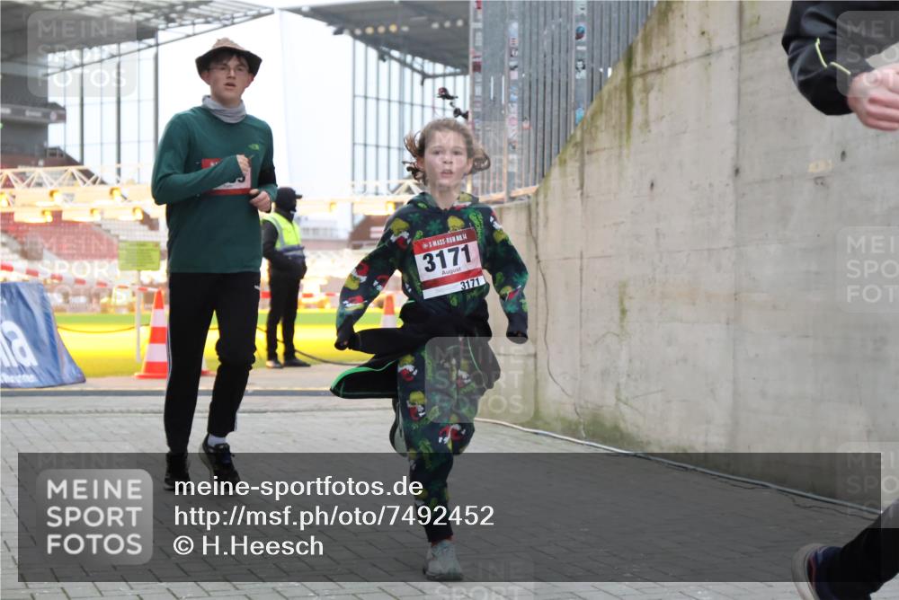 08.12.2024 - St. Pauli X-Mass-Run No. 14 H.Heesch http://msf.ph/oto/7492452 08.12.2024 09:58:20 Ziel 510, 1532, 1789, 3092, 3171, 1789, 2934, 2943, 2944, 3092, 3171 meine-sportfotos.de