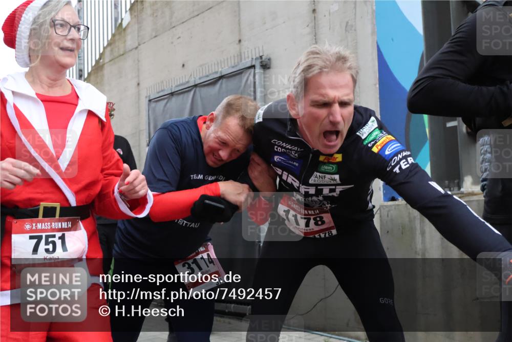 08.12.2024 - St. Pauli X-Mass-Run No. 14 H.Heesch http://msf.ph/oto/7492457 08.12.2024 10:06:05 Ziel 751, 1178, 1605, 1643, 1650, 1957, 2056, 2080, 2864, 2866, 3114, 3302, 3339, 751, 932, 1178, 1605, 1643, 1650, 2077, 2306, 2308, 2344, 2435, 2603, 2908, 3114, 3115, 3118, 3302 meine-sportfotos.de