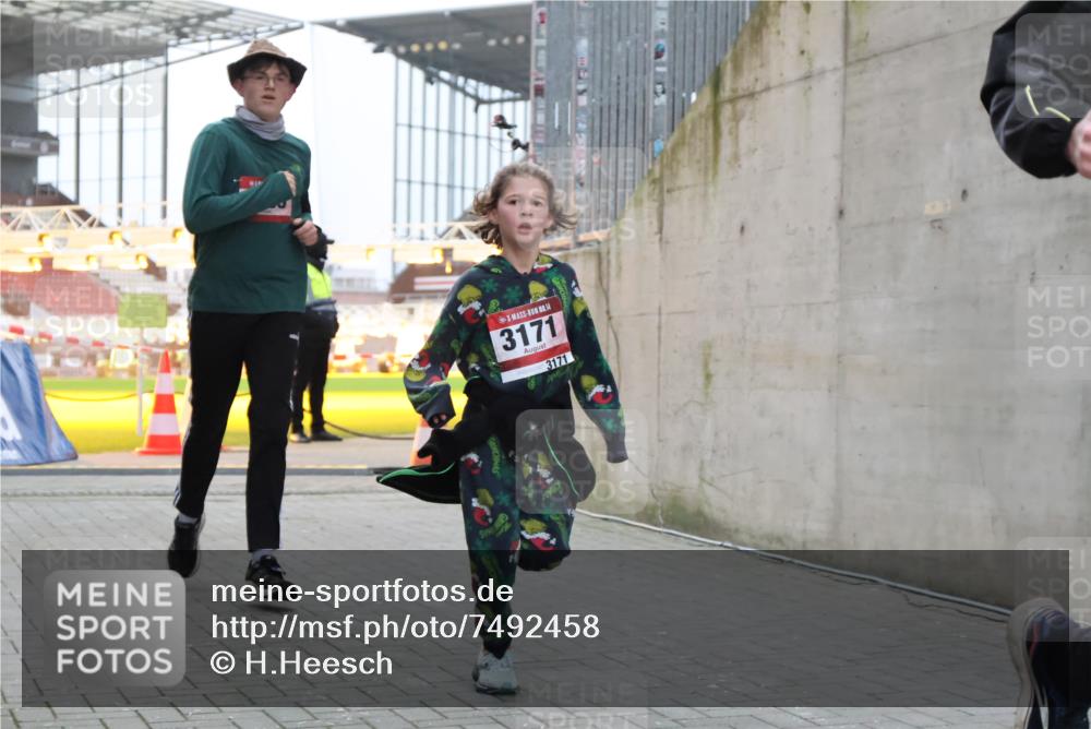 08.12.2024 - St. Pauli X-Mass-Run No. 14 H.Heesch http://msf.ph/oto/7492458 08.12.2024 09:58:20 Ziel 510, 1532, 1789, 3092, 3171, 1789, 2934, 2943, 2944, 3092, 3171 meine-sportfotos.de