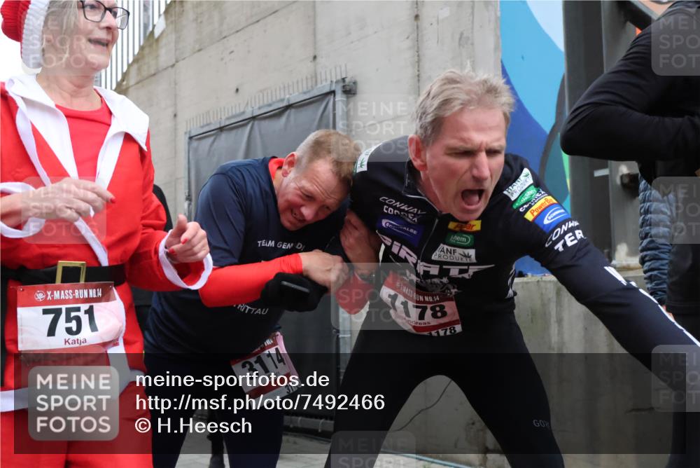 08.12.2024 - St. Pauli X-Mass-Run No. 14 H.Heesch http://msf.ph/oto/7492466 08.12.2024 10:06:06 Ziel 751, 932, 1178, 1605, 1643, 1650, 1957, 2056, 2077, 2080, 2603, 2864, 2866, 3114, 3302, 751, 932, 1605, 1643, 1650, 2077, 2306, 2308, 2344, 2435, 2603, 2908, 3114, 3115, 3118, 3302 meine-sportfotos.de