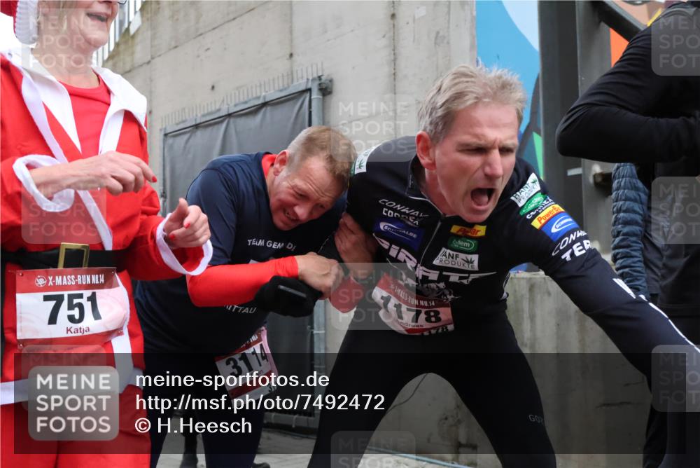 08.12.2024 - St. Pauli X-Mass-Run No. 14 H.Heesch http://msf.ph/oto/7492472 08.12.2024 10:06:06 Ziel 751, 932, 1178, 1605, 1643, 1650, 1957, 2056, 2077, 2080, 2603, 2864, 2866, 3114, 3302, 751, 932, 1605, 1643, 1650, 2077, 2306, 2308, 2344, 2435, 2603, 2908, 3114, 3115, 3118, 3302 meine-sportfotos.de