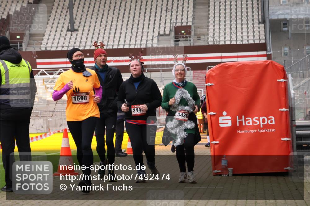 08.12.2024 - St. Pauli X-Mass-Run No. 14 Yannick Fuchs http://msf.ph/oto/7492474 08.12.2024 10:44:47 Ziel 585, 593, 1598, 3428, 3430, 3443 meine-sportfotos.de