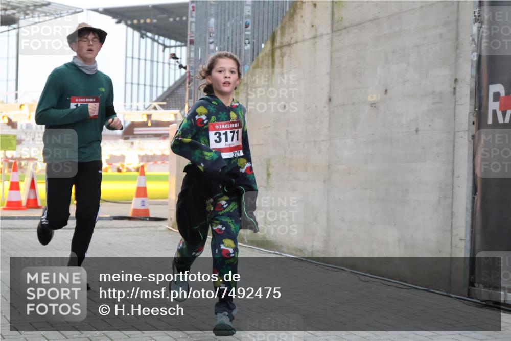 08.12.2024 - St. Pauli X-Mass-Run No. 14 H.Heesch http://msf.ph/oto/7492475 08.12.2024 09:58:20 Ziel 510, 1532, 1789, 3092, 3171, 1789, 2934, 2943, 2944, 3092, 3171 meine-sportfotos.de