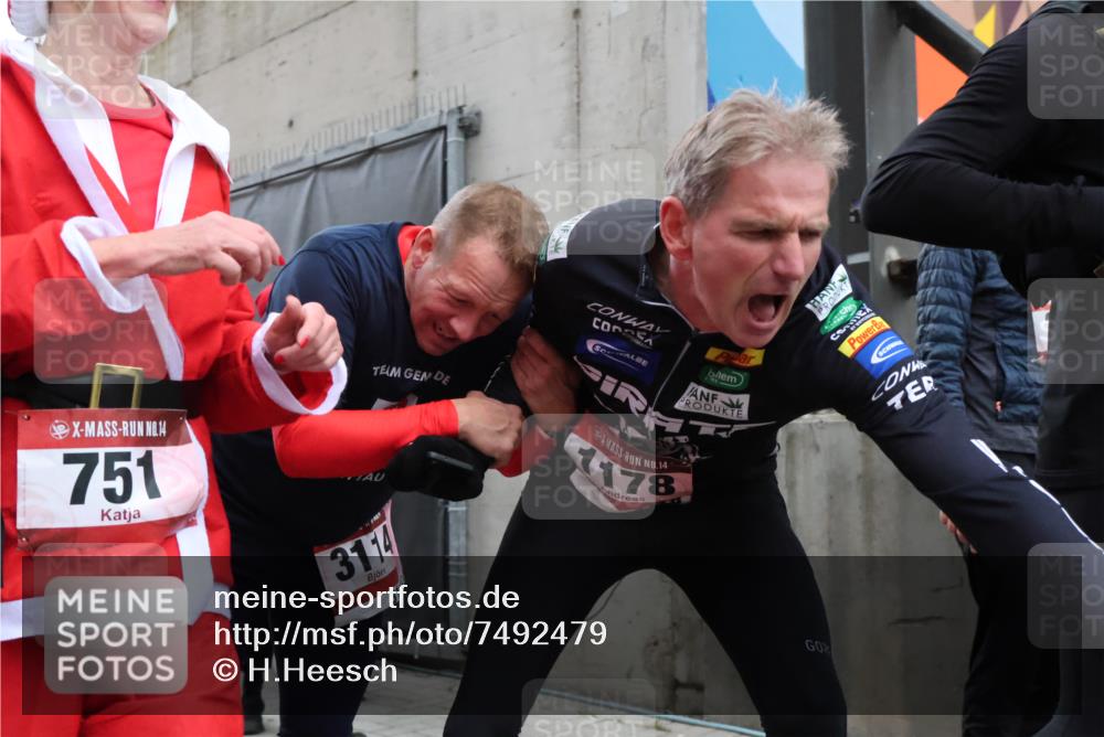 08.12.2024 - St. Pauli X-Mass-Run No. 14 H.Heesch http://msf.ph/oto/7492479 08.12.2024 10:06:06 Ziel 751, 932, 1178, 1605, 1643, 1650, 1957, 2056, 2077, 2080, 2603, 2864, 2866, 3114, 3302, 751, 932, 1605, 1643, 1650, 2077, 2306, 2308, 2344, 2435, 2603, 2908, 3114, 3115, 3118, 3302 meine-sportfotos.de