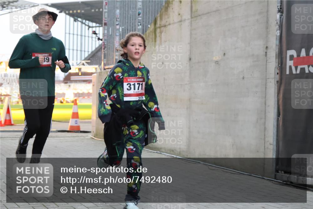 08.12.2024 - St. Pauli X-Mass-Run No. 14 H.Heesch http://msf.ph/oto/7492480 08.12.2024 09:58:20 Ziel 510, 1532, 1789, 3092, 3171, 1789, 2934, 2943, 2944, 3092, 3171 meine-sportfotos.de