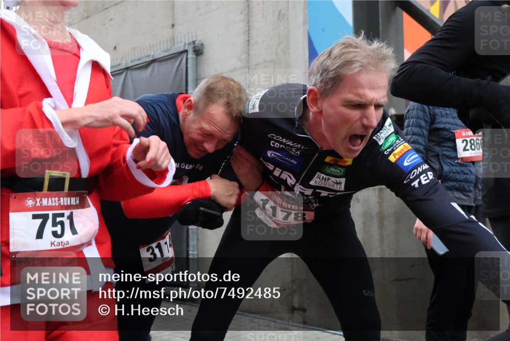 08.12.2024 - St. Pauli X-Mass-Run No. 14 H.Heesch http://msf.ph/oto/7492485 08.12.2024 10:06:06 Ziel 751, 932, 1178, 1605, 1643, 1650, 1957, 2056, 2077, 2080, 2603, 2864, 2866, 3114, 3302, 751, 932, 1605, 1643, 1650, 2077, 2306, 2308, 2344, 2435, 2603, 2908, 3114, 3115, 3118, 3302 meine-sportfotos.de