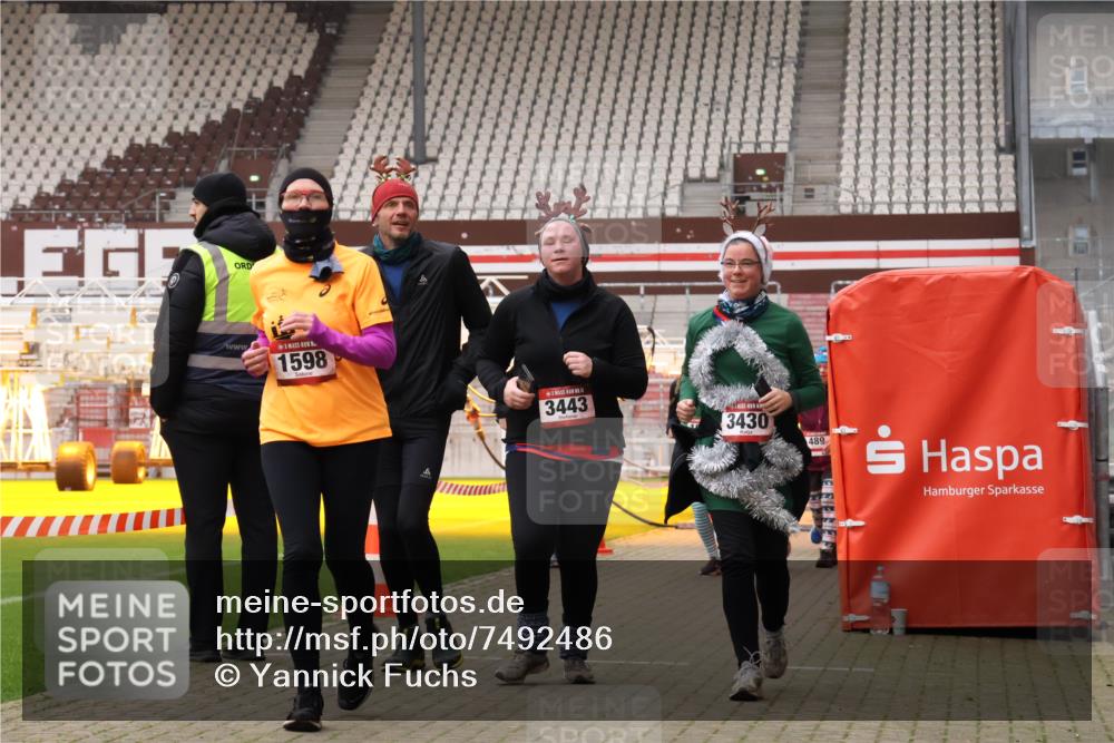 08.12.2024 - St. Pauli X-Mass-Run No. 14 Yannick Fuchs http://msf.ph/oto/7492486 08.12.2024 10:44:48 Ziel 593, 1598, 3428, 3430, 3443 meine-sportfotos.de