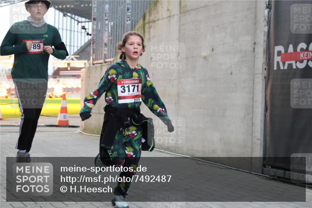 08.12.2024 - St. Pauli X-Mass-Run No. 14 H.Heesch http://msf.ph/oto/7492487 08.12.2024 09:58:20 Ziel 510, 1532, 1789, 3092, 3171, 1789, 2934, 2943, 2944, 3092, 3171 meine-sportfotos.de