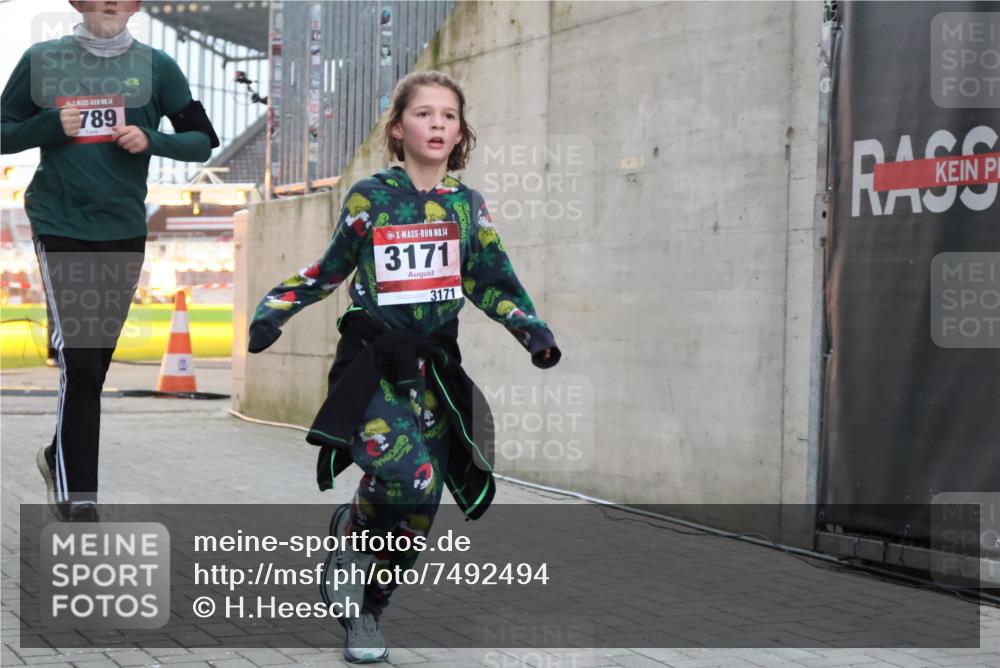 08.12.2024 - St. Pauli X-Mass-Run No. 14 H.Heesch http://msf.ph/oto/7492494 08.12.2024 09:58:20 Ziel 510, 1532, 1789, 3092, 3171, 1789, 2934, 2943, 2944, 3092, 3171 meine-sportfotos.de