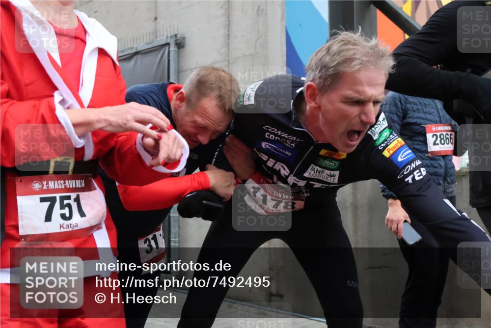 08.12.2024 - St. Pauli X-Mass-Run No. 14 H.Heesch http://msf.ph/oto/7492495 08.12.2024 10:06:06 Ziel 751, 932, 1178, 1605, 1643, 1650, 1957, 2056, 2077, 2080, 2603, 2864, 2866, 3114, 3302, 751, 932, 1605, 1643, 1650, 2077, 2306, 2308, 2344, 2435, 2603, 2908, 3114, 3115, 3118, 3302 meine-sportfotos.de