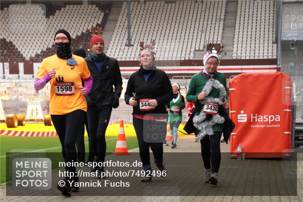 08.12.2024 - St. Pauli X-Mass-Run No. 14 Yannick Fuchs http://msf.ph/oto/7492496 08.12.2024 10:44:49 Ziel 593, 1527, 1598, 3428, 3430, 3443 meine-sportfotos.de